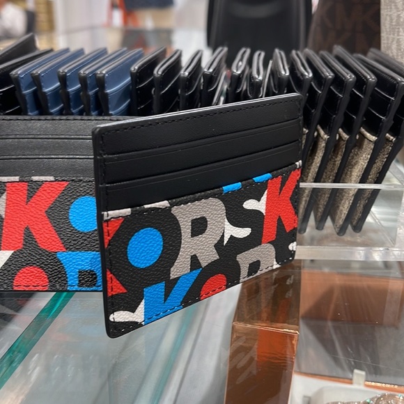 MICHAEL KORS MENS Cooper BLACK MLTI Graphic Logo Tall Card Case 
NWT
BLACK MULTI - Picture 15 of 16